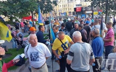 У центрі Києва новий тарифний мітинг, до нього підключився "Азов": з'явилися фото
