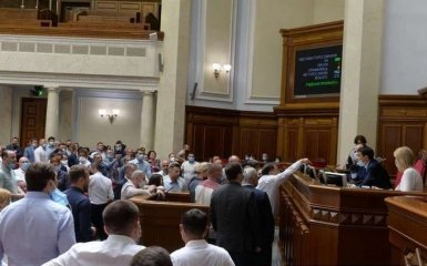 У Кабміні нарешті відповіли, хто блокує зміну закону про люстрацію