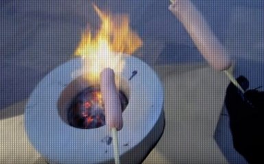 В России на Вечном огне под гимн пожарили сосиски: опубликовано видео