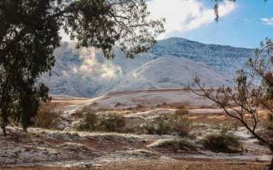В жаркой пустыне Сахара выпал снег: опубликовано видео удивительного явления
