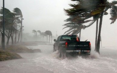 Руйнівний ураган Ніколас сколихнув береги в Техасі
