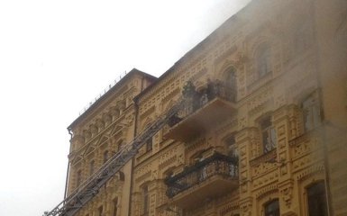 У легендарному місці Києва спалахнув старовинний особняк: з'явилися фото