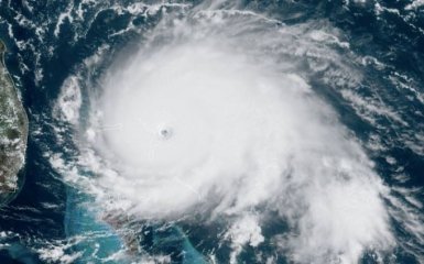 Ураган Доріан б'є блискавками: метеорологи показали шокуюче відео з космосу