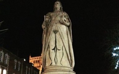 Уличная художница-феминистка добавила пикантности памятнику королеве Виктории