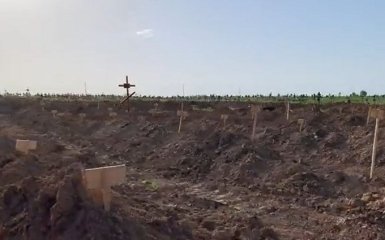 Журналісти показали братську могилу в окупованому Маріуполі — відео
