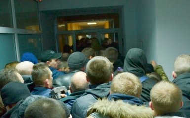 Под Киевом депутаты устроили побоище со слезоточивым газом: опубликовано фото и видео