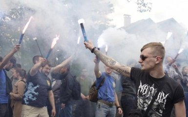 Возле дома Порошенко протестующие зажгли файеры: появились фото и видео