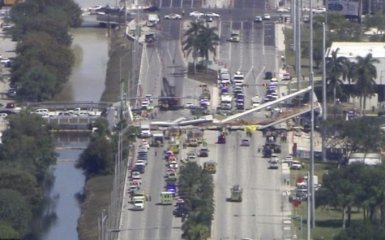 В США рухнул пешеходный мост, есть жертвы: появилось видео