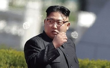 Умолял на коленях: в США утверждают, что Ким Чен Ын выпросил переговоры с Трампом