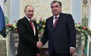 Путина высмеяли за странный орден, который он вручил коллеге