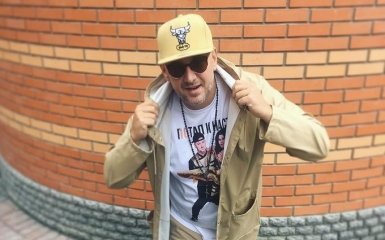 Потап позабавил сети фото с бабушкой