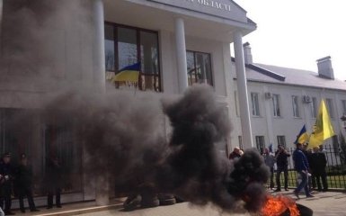 У Хмельницькому під прокуратурою підпалили шини: з'явилися відео та фото