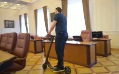 Премьер Гончарук показал, как ездит на самокате по коридорам Кабмина