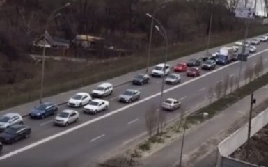 У Києві водій придумав незвичайний спосіб об'їхати затор: опубліковано відео