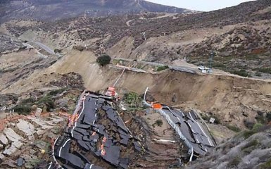 Мощное землетрясение в Мексике вызвало угрозу цунами: появилось видео