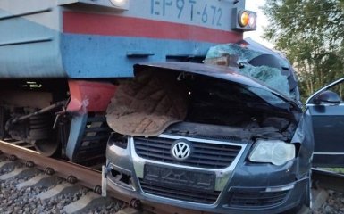 В Черниговской области автомобиль столкнулся с поездом. Погибли три человека