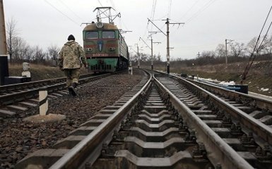 На Донбасі потяг зійшов з рейок: з'явилися фото з місця подій