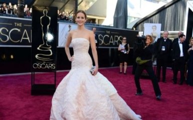 Вспоминаем самые дорогие и стильные платья в истории Оскара: яркие фото королев красной дорожки
