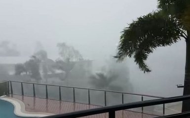 На Австралію обрушився потужний циклон "Деббі": з'явилися відео