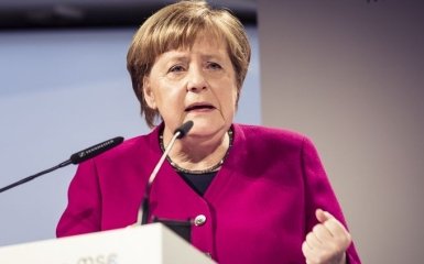 Меркель заявила о стыде и долге перед Украиной