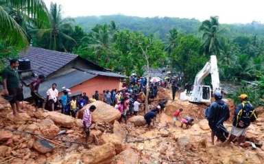 Страшное наводнение на Шри-Ланке унесло десятки жизней: опубликовано видео