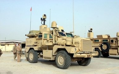 Резников сделал тест-драйв американских БТР Stryker и Cougar — видео