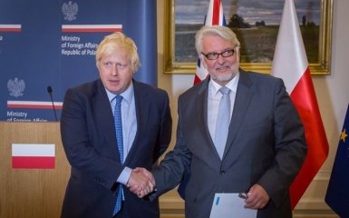 Главы МИД Польши и Великобритании выступили с заявлением о санкциях против России