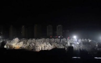 Руйнування 19 багатоповерхівок в Китаї вразило мережу: з'явилися яскраві відео