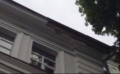 У Києві обвалився карниз будівлі і травмував перехожих: з'явилися фото і відео