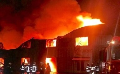 В Киеве произошел масштабный пожар: появились впечатляющие фото