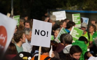 У Франції люди розгромили два центри вакцинації через рішення Макрона