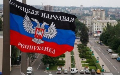 Прапор бойовиків ДНР у центрі Києва підірвав соцмережі: опубліковано фото