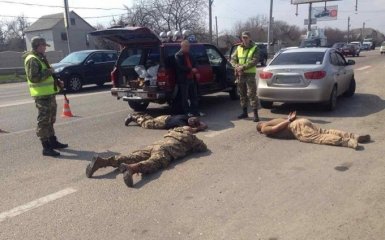 На Харьковщине задержали водителя с целым арсеналом оружия в авто: появились фото