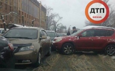 В двух серьезных авариях в Киеве разбились 6 авто: опубликованы фото