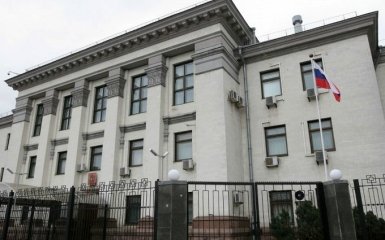 В Киеве активисты пикетировали посольство России: появилось видео