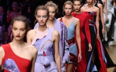 Неделя высокой моды в Париже: появились фото самых ярких образов Versace