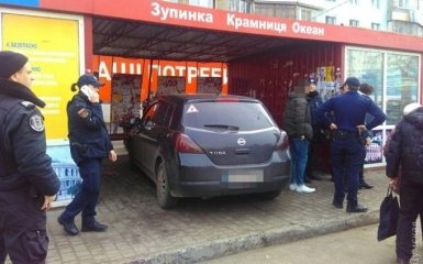 В Одессе машина влетела в остановку, есть пострадавшие: опубликованы фото