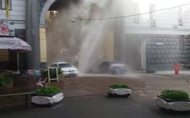 В центре Киева из-под асфальта ударил огромный гейзер: появились эффектные видео