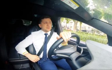 Зеленский за рулем Tesla рассказал, как надо голосовать (видео)