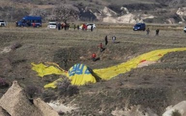 В Турции упал воздушный шар с туристами, есть жертвы: появились фото