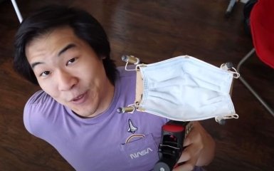 Американець вигадав пристрій, який вдягає маски на перехожих - яскраве відео