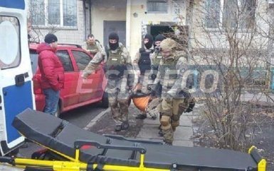 Поліцейська облога квартири в Києві: з'явилися фото з місця подій