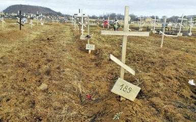 На могилах боевиков на Донбассе пишут эпитафии с ошибками: появились фото