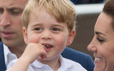 Принц Джордж совершил свой первый официальный выход: фото королевской семьи