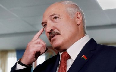 Лукашенко заявил о ввозе "тонн" оружия в Беларусь из Украины