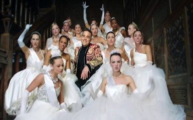 Известный британский певец высмеял богачей из России: появилось видео