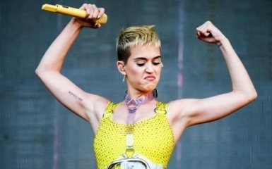 Кэти Перри оконфузилась во время выступления в США: появилось видео
