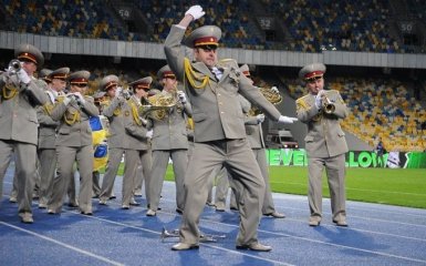 Военный оркестр устроил фантастическое зрелище в центре Киева: появилось видео
