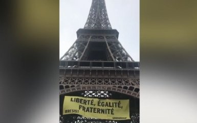 Активисты Гринпис вывесили на Эйфелевой башне баннер против Ле Пен