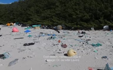 На острове в Тихом океане образовалось огромная свалка пластикового мусора: появилось видео